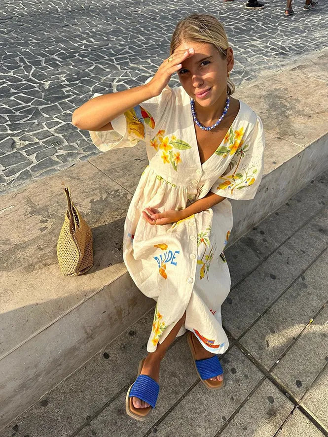 "Luftiges Sommerkleid mit modernem Chic Muster; ideal für elegante Anlässe und heiße Tage."