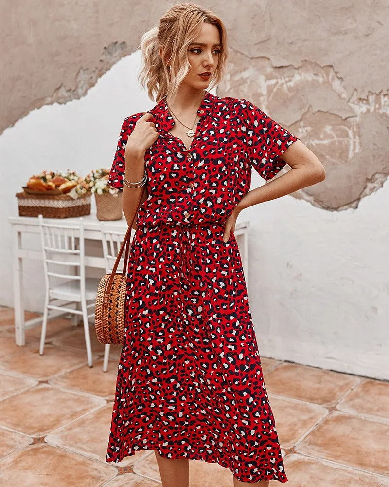 "Luftiges Sommerkleid mit Punktemuster, kurzärmelig, perfekte Passform, ideal für heiße Tage und stilvolle Sommerlooks"