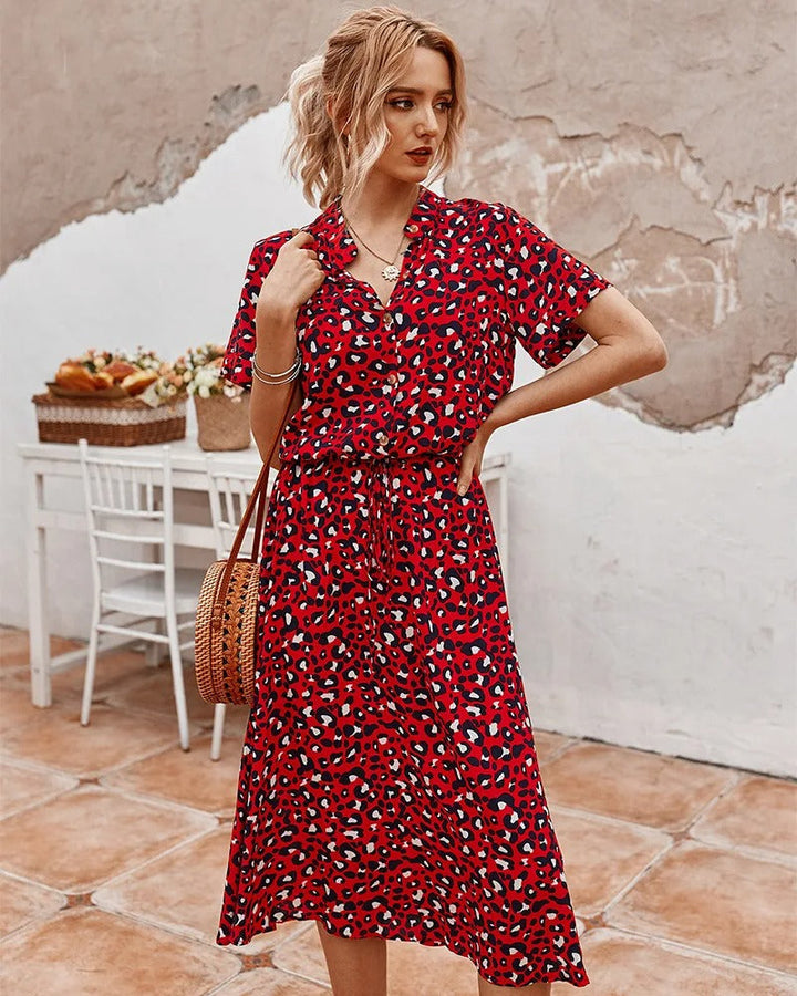 "Luftiges Sommerkleid mit Punktemuster, kurzärmelig, perfekte Passform, ideal für heiße Tage und stilvolle Sommerlooks"