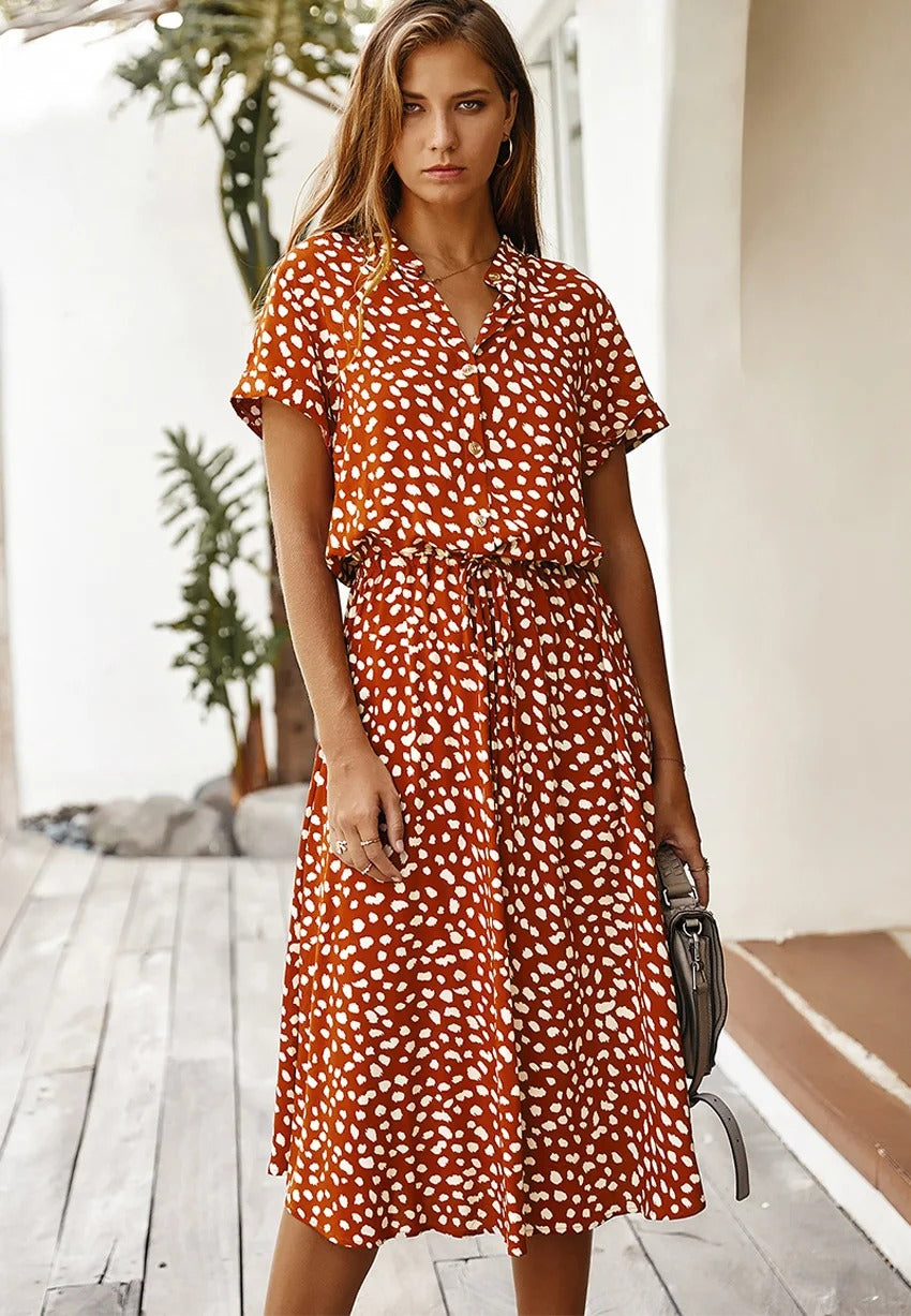 "Luftiges Sommerkleid mit Punktemuster, kurzärmelig, perfekte Passform, ideal für heiße Tage und stilvolle Sommerlooks"