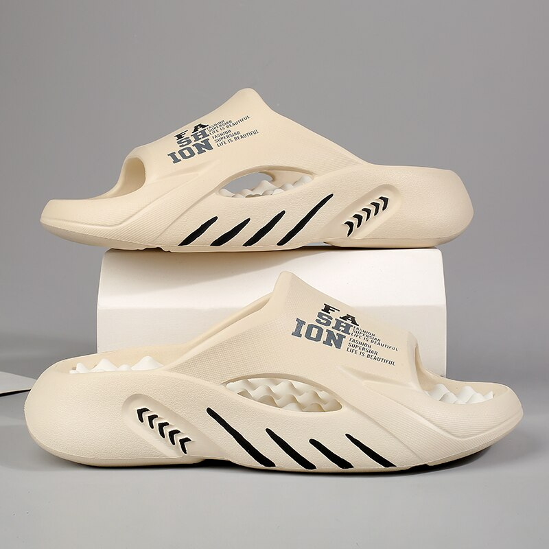 Luxuriöse Herren-Badeschuhe mit weichem Fußbett und rutschfester Sohle in elegantem Design für sicheren Halt auf nassen Böden