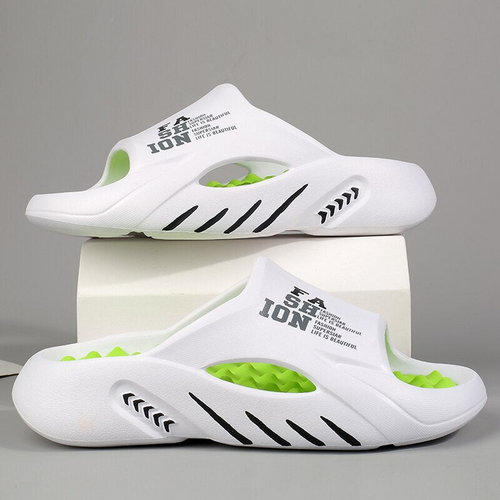 Luxuriöse Herren-Badeschuhe mit weichem Fußbett und rutschfester Sohle in elegantem Design für sicheren Halt auf nassen Böden