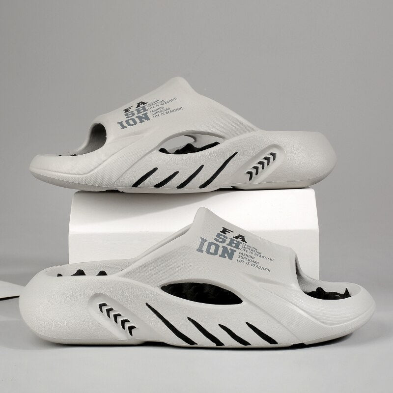 Luxuriöse Herren-Badeschuhe mit weichem Fußbett und rutschfester Sohle in elegantem Design für sicheren Halt auf nassen Böden