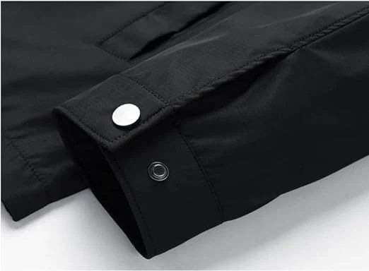 "Luxuriöse Herrenjacke aus atmungsaktivem Material, elegantes Design, perfekte Passform, vielseitig kombinierbar."
