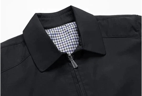 "Luxuriöse Herrenjacke aus atmungsaktivem Material, elegantes Design, perfekte Passform, vielseitig kombinierbar."