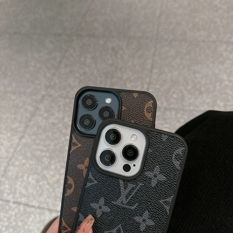 Luxuriöse iPhone Hülle aus Leder mit großem LV-Logo und Kartenfach, Vorderansicht zeigt stilvolles Design.
