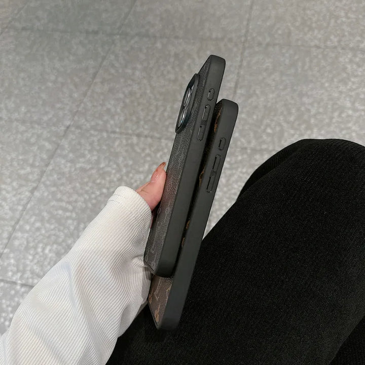 Luxuriöse iPhone Hülle aus Leder mit großem LV-Logo und Kartenfach, Vorderansicht zeigt stilvolles Design.