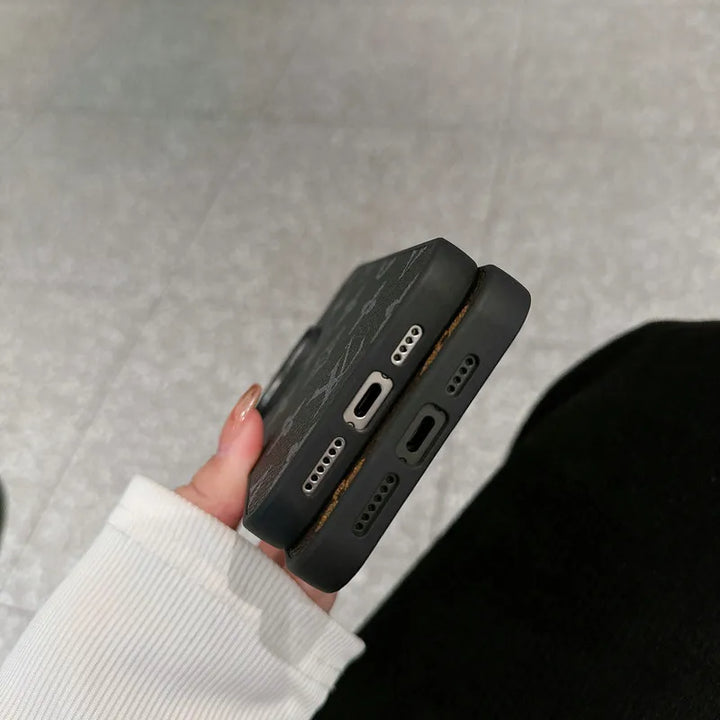 Luxuriöse iPhone Hülle aus Leder mit großem LV-Logo und Kartenfach, Vorderansicht zeigt stilvolles Design.