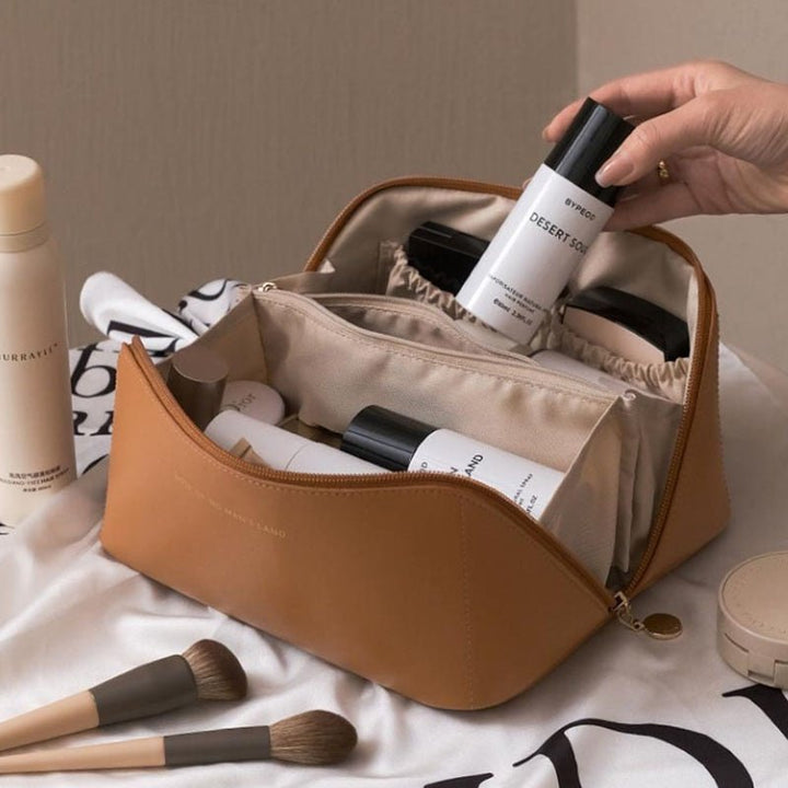 Luxuriöse Kosmetiktasche in Beige mit stilvollem Design und großzügigem Stauraum für Damen-Kosmetikartikel.