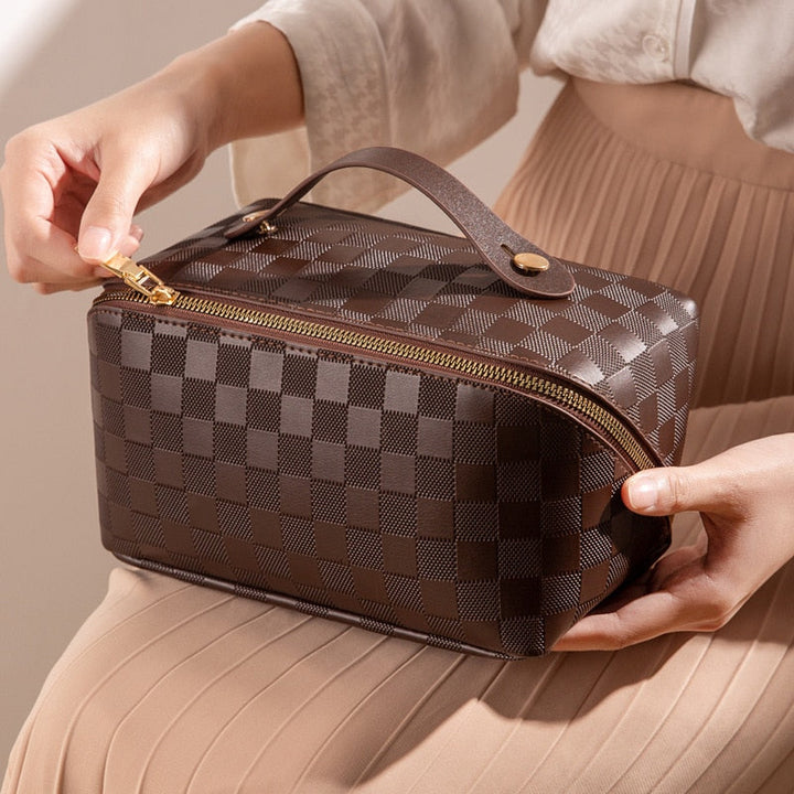 "Luxuriöse Make-up-Tasche aus PU-Leder, beige, stilvolle strukturierte Oberfläche, vielseitige Aufbewahrung, wasserabweisend.