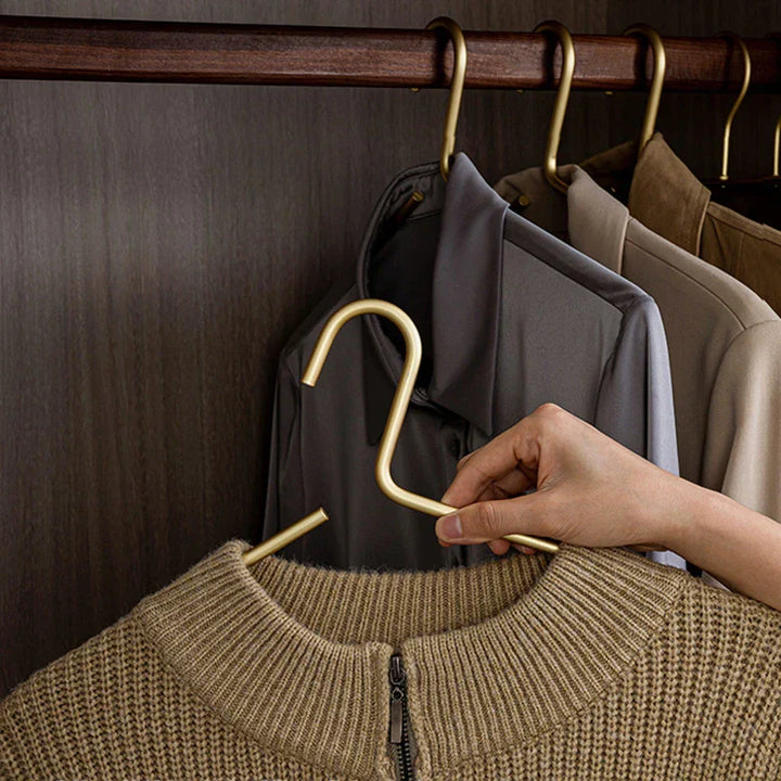 "Luxuriöse Mattgold Kleiderbügel, nahtloses Design, elegante Ordnung im Kleiderschrank, Metall, stilvoll und robust."