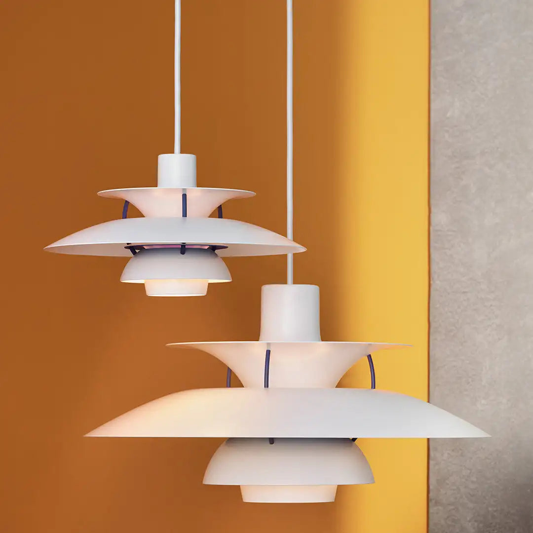 Luxuriöse runde LED-Deckenlampe, modernes Design, schwebend, in Schwarz-Weiß, perfekt für stilvolle Wohnräume.