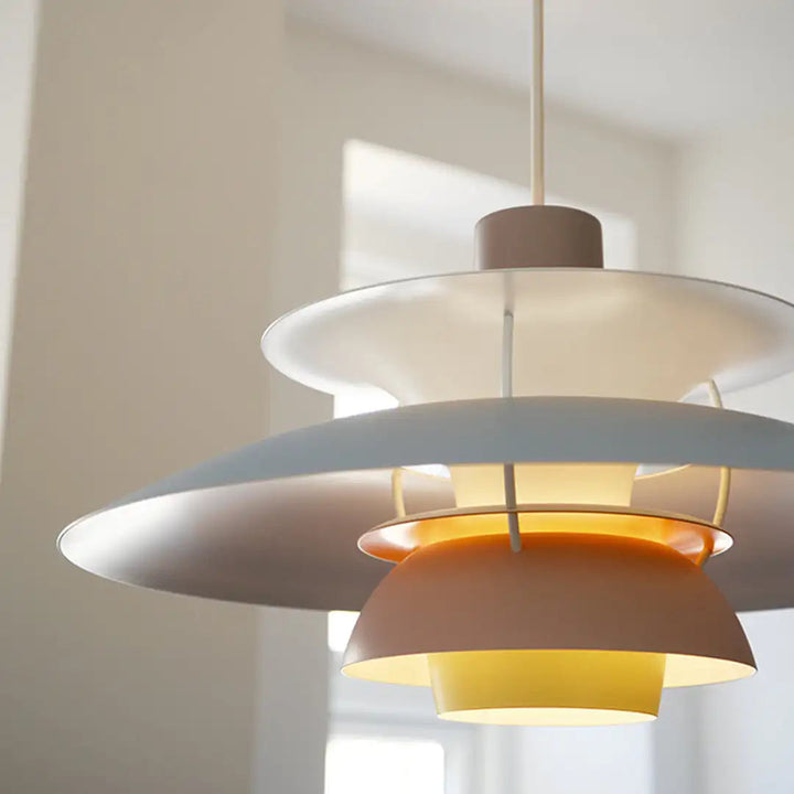 Luxuriöse runde LED-Deckenlampe, modernes Design, schwebend, in Schwarz-Weiß, perfekt für stilvolle Wohnräume.
