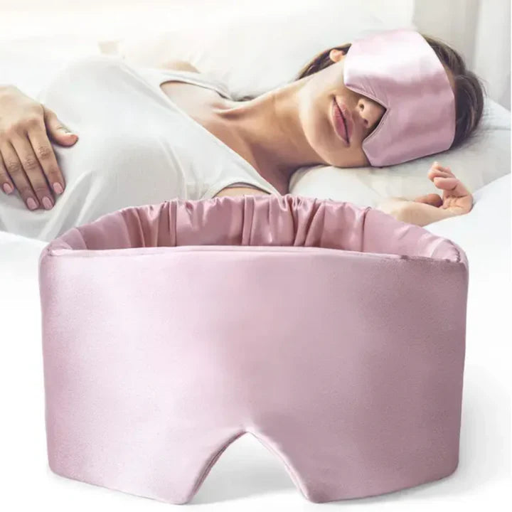 "Luxuriöse Schlafmaske aus 100% Maulbeerseide in zartem Rosa, sanft strukturiert, ideal für erholsame, ungestörte Nächte."