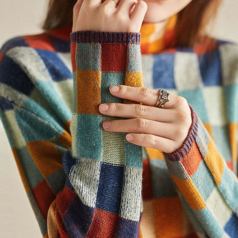 "Luxuriöser 100% Kaschmirpullover für Damen in elegantem Design und sanften Farben mit hohem Kragen für stilvolle Anlässe."