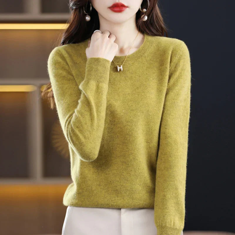 "Luxuriöser Damenpullover aus Kaschmir in Beige, klassisches Design, weiche Textur, ideal für stilvolle Wintertage."