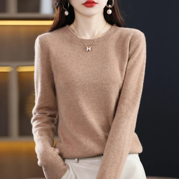 "Luxuriöser Damenpullover aus Kaschmir in Beige, klassisches Design, weiche Textur, ideal für stilvolle Wintertage."