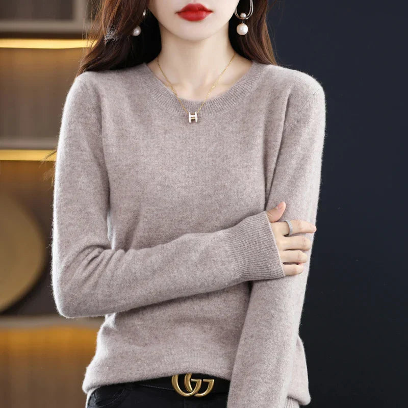 "Luxuriöser Damenpullover aus Kaschmir in Beige, klassisches Design, weiche Textur, ideal für stilvolle Wintertage."