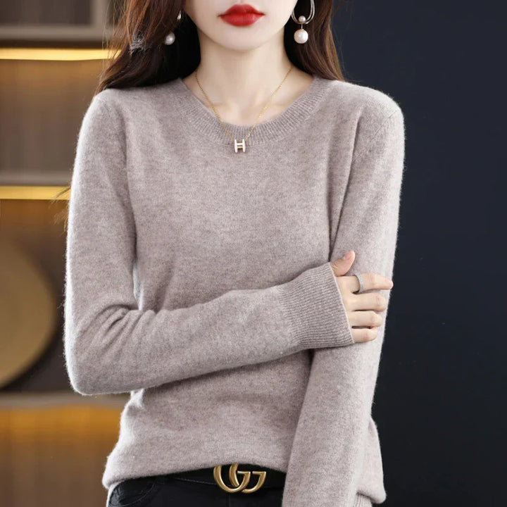 "Luxuriöser Damenpullover aus Kaschmir in Beige, klassisches Design, weiche Textur, ideal für stilvolle Wintertage."