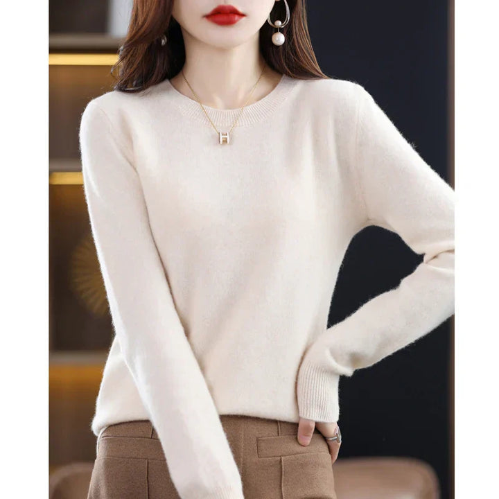 "Luxuriöser Damenpullover aus Kaschmir in Beige, klassisches Design, weiche Textur, ideal für stilvolle Wintertage."