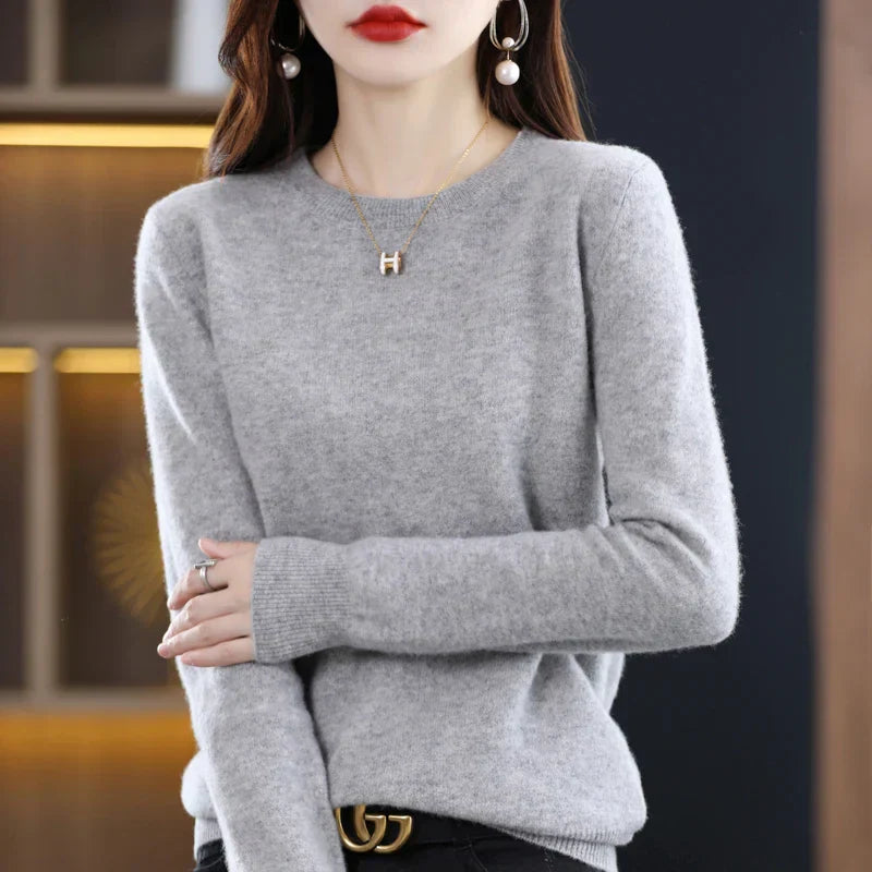 "Luxuriöser Damenpullover aus Kaschmir in Beige, klassisches Design, weiche Textur, ideal für stilvolle Wintertage."
