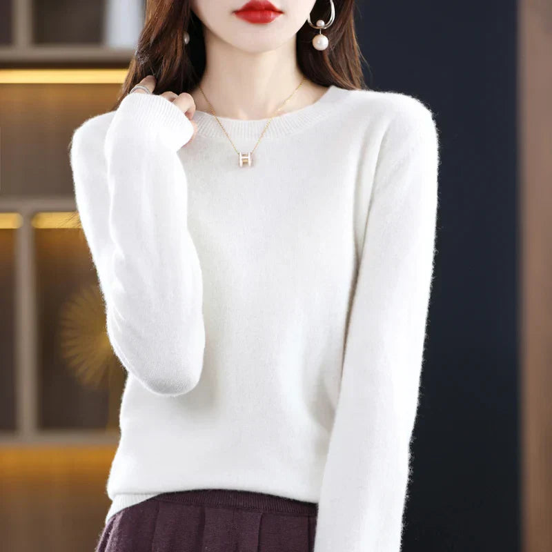 "Luxuriöser Damenpullover aus Kaschmir in Beige, klassisches Design, weiche Textur, ideal für stilvolle Wintertage."