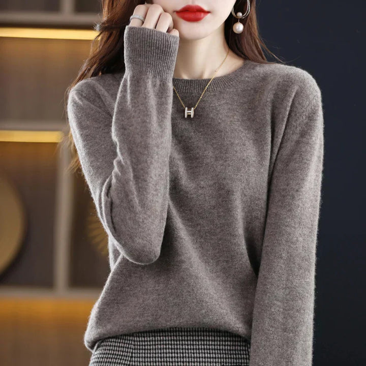 "Luxuriöser Damenpullover aus Kaschmir in Beige, klassisches Design, weiche Textur, ideal für stilvolle Wintertage."