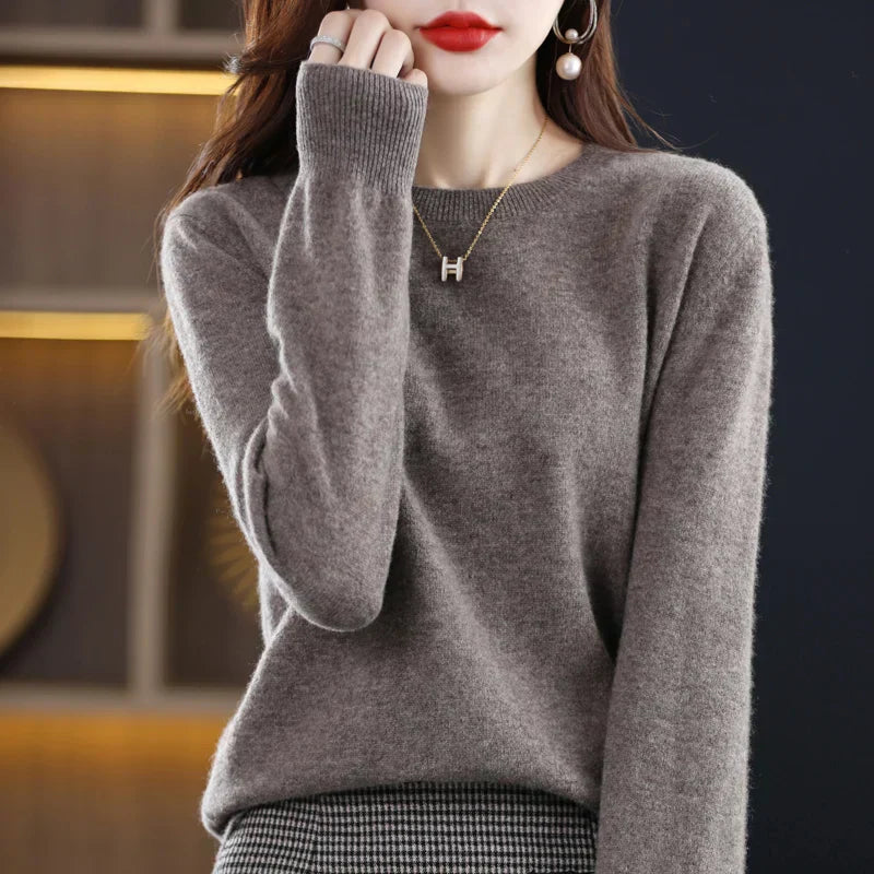 "Luxuriöser Damenpullover aus Kaschmir in Beige, klassisches Design, weiche Textur, ideal für stilvolle Wintertage."