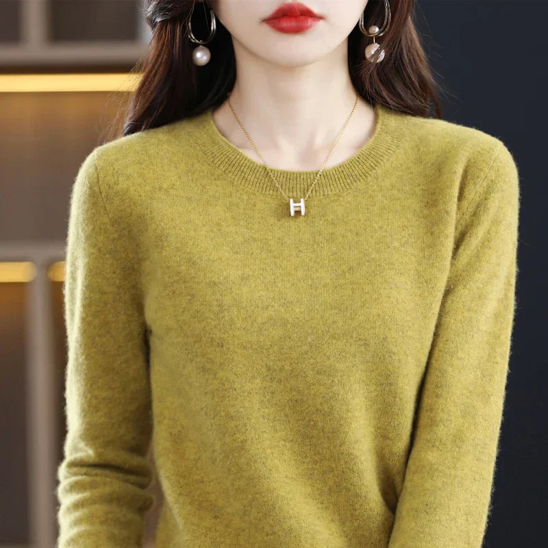 "Luxuriöser Damenpullover aus Kaschmir in Beige, klassisches Design, weiche Textur, ideal für stilvolle Wintertage."
