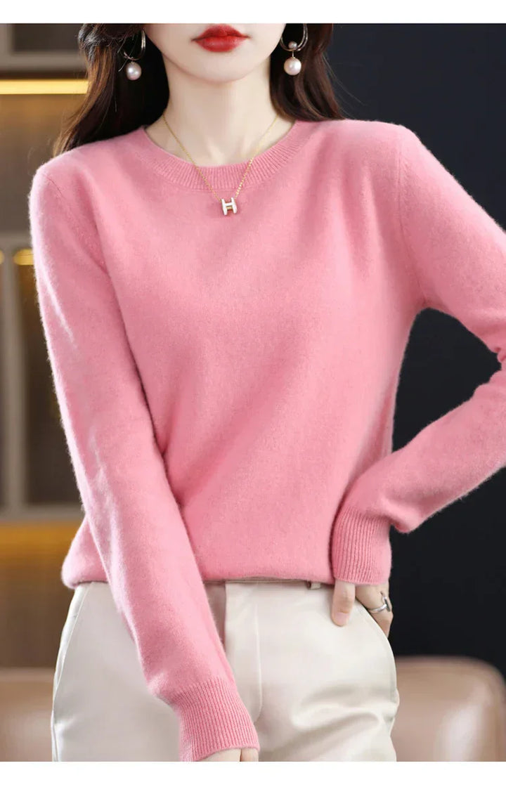 "Luxuriöser Damenpullover aus Kaschmir in Beige, klassisches Design, weiche Textur, ideal für stilvolle Wintertage."