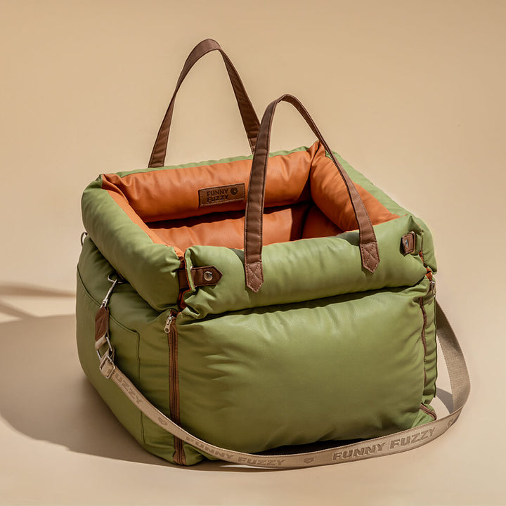 "Luxuriöser Hundeautositz aus Kunstleder, beige, mit weicher Polsterung und Sicherheitsgurt für komfortables Reisen."