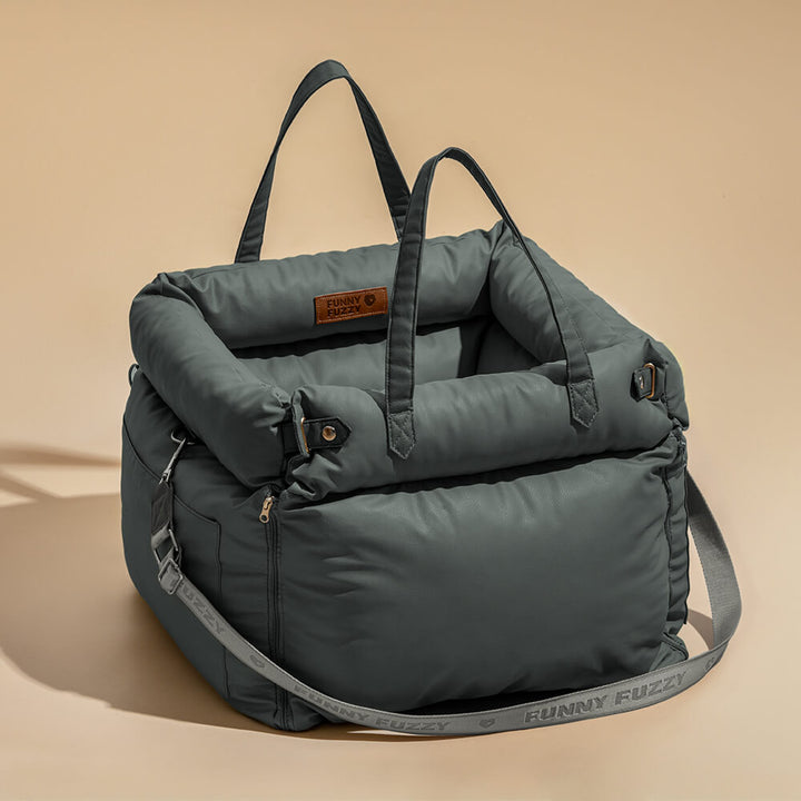 "Luxuriöser Hundeautositz aus Kunstleder, beige, mit weicher Polsterung und Sicherheitsgurt für komfortables Reisen."