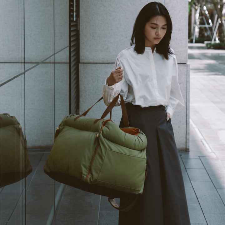 "Luxuriöser Hundeautositz aus Kunstleder, beige, mit weicher Polsterung und Sicherheitsgurt für komfortables Reisen."