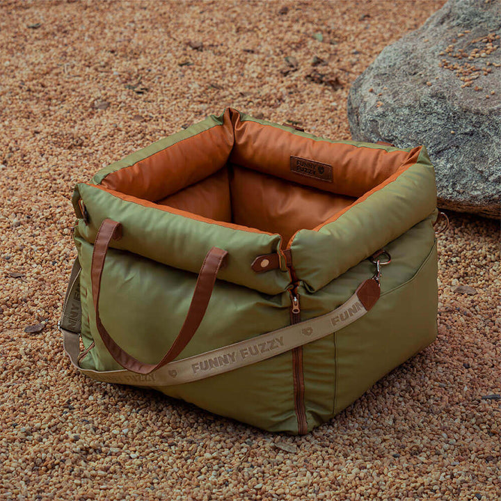 "Luxuriöser Hundeautositz aus Kunstleder, beige, mit weicher Polsterung und Sicherheitsgurt für komfortables Reisen."