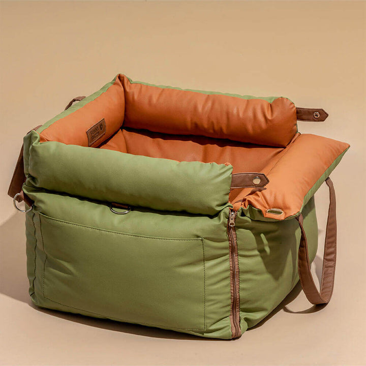 "Luxuriöser Hundeautositz aus Kunstleder, beige, mit weicher Polsterung und Sicherheitsgurt für komfortables Reisen."