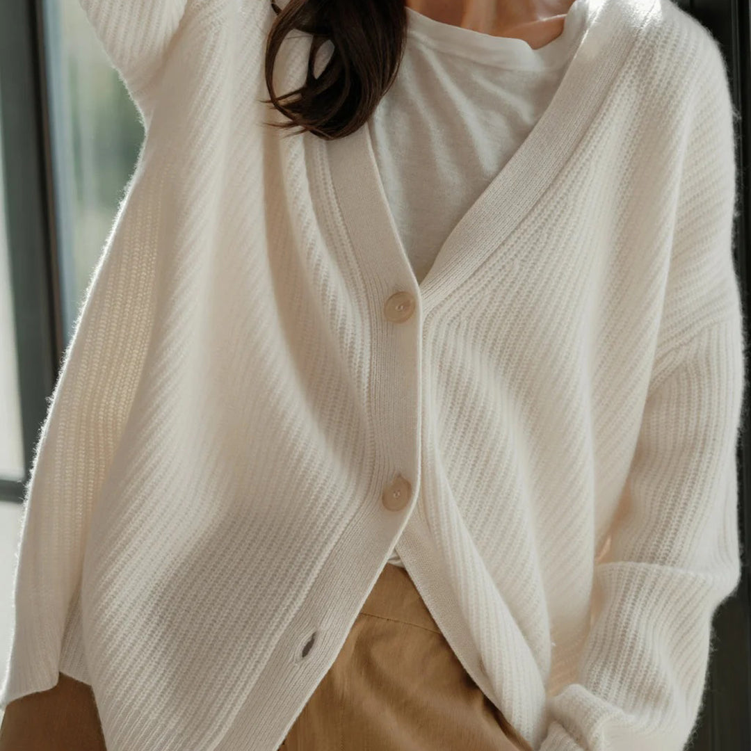 Luxuriöser, schwarzer Kaschmir-Cardigan im Oversize-Stil, ideal für Damenmode. Elegante und bequeme Passform.