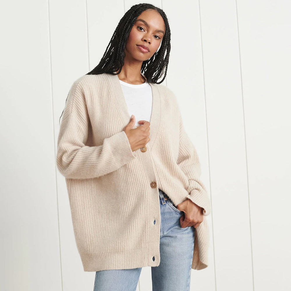 Luxuriöser, schwarzer Kaschmir-Cardigan im Oversize-Stil, ideal für Damenmode. Elegante und bequeme Passform.