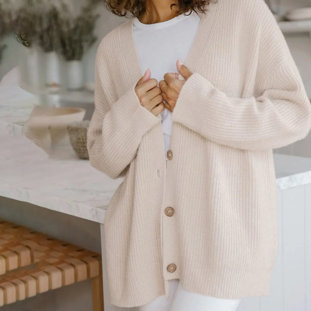 Luxuriöser, schwarzer Kaschmir-Cardigan im Oversize-Stil, ideal für Damenmode. Elegante und bequeme Passform.