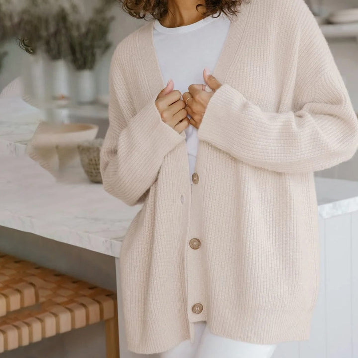 Luxuriöser, schwarzer Kaschmir-Cardigan im Oversize-Stil, ideal für Damenmode. Elegante und bequeme Passform.