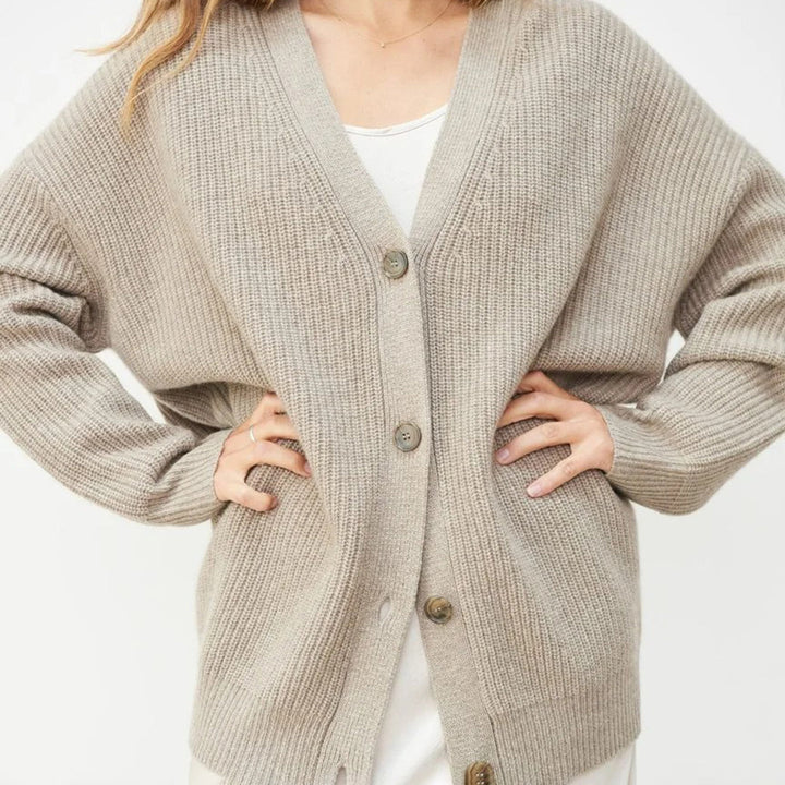 Luxuriöser, schwarzer Kaschmir-Cardigan im Oversize-Stil, ideal für Damenmode. Elegante und bequeme Passform.