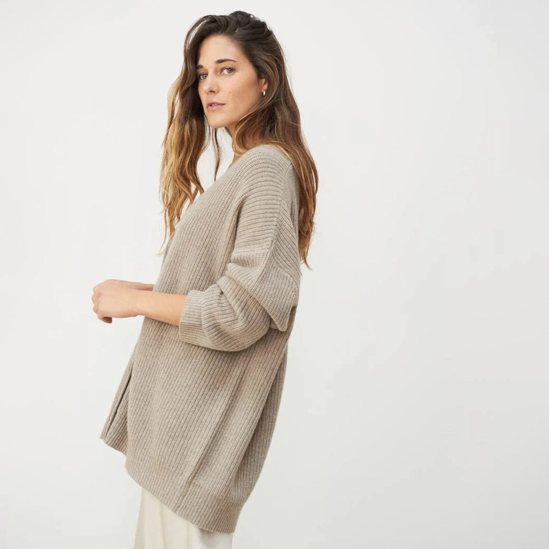 Luxuriöser, schwarzer Kaschmir-Cardigan im Oversize-Stil, ideal für Damenmode. Elegante und bequeme Passform.