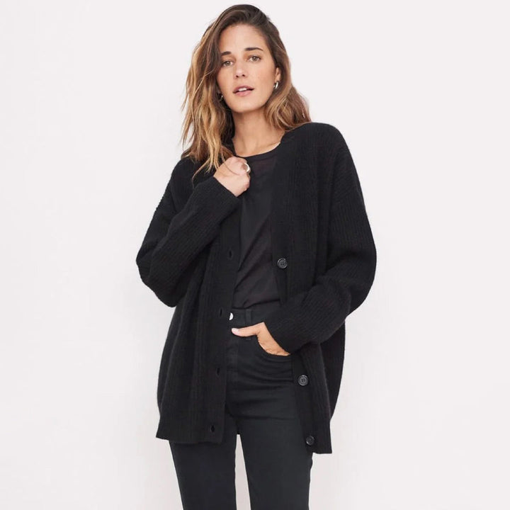 Luxuriöser, schwarzer Kaschmir-Cardigan im Oversize-Stil, ideal für Damenmode. Elegante und bequeme Passform.