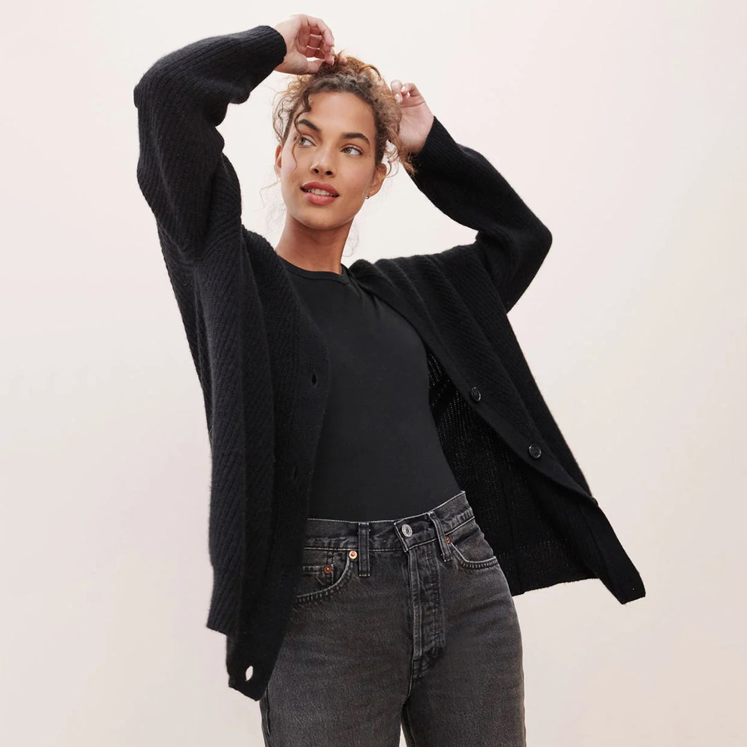 Luxuriöser, schwarzer Kaschmir-Cardigan im Oversize-Stil, ideal für Damenmode. Elegante und bequeme Passform.