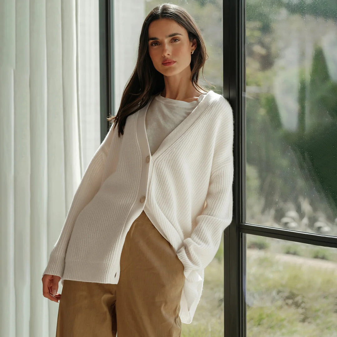 Luxuriöser, schwarzer Kaschmir-Cardigan im Oversize-Stil, ideal für Damenmode. Elegante und bequeme Passform.