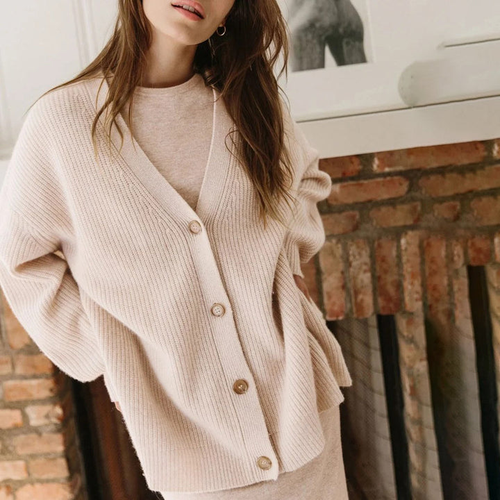 Luxuriöser, schwarzer Kaschmir-Cardigan im Oversize-Stil, ideal für Damenmode. Elegante und bequeme Passform.