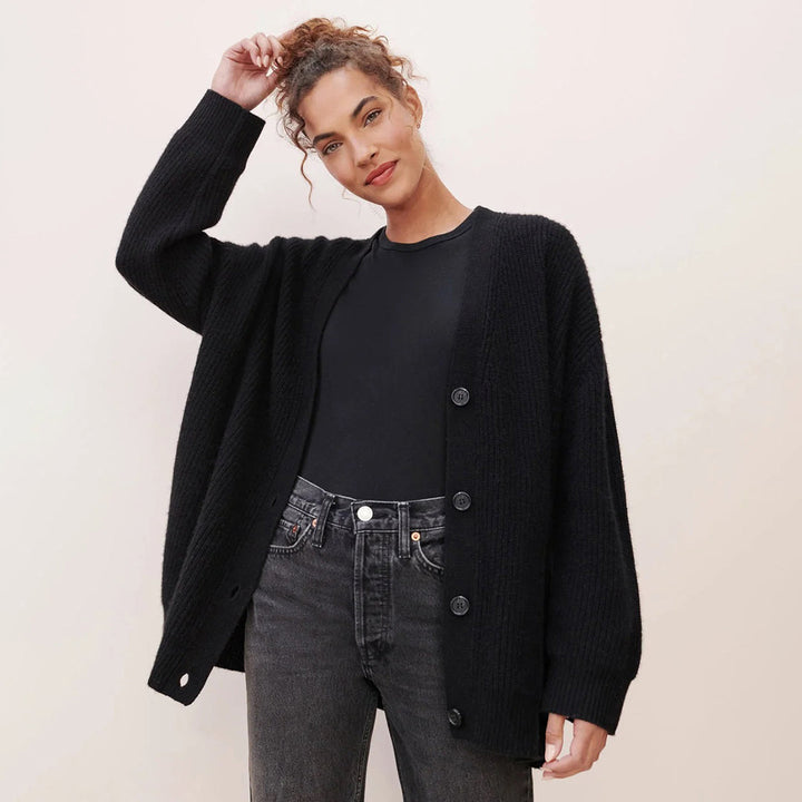 Luxuriöser, schwarzer Kaschmir-Cardigan im Oversize-Stil, ideal für Damenmode. Elegante und bequeme Passform.