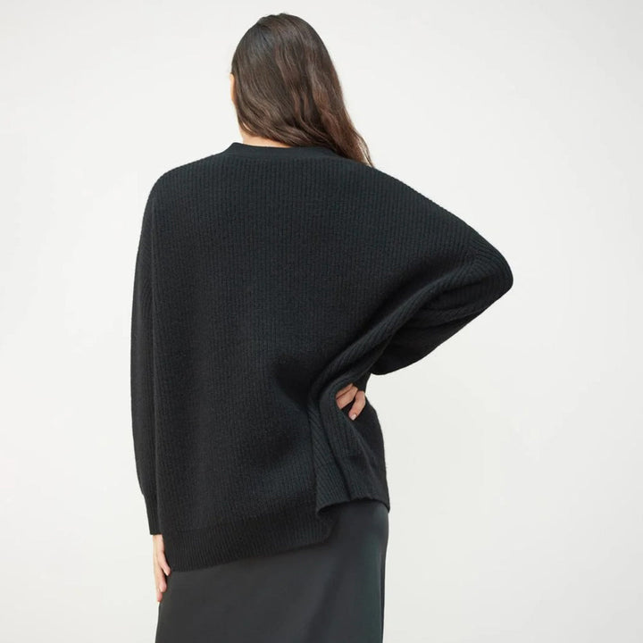Luxuriöser, schwarzer Kaschmir-Cardigan im Oversize-Stil, ideal für Damenmode. Elegante und bequeme Passform.