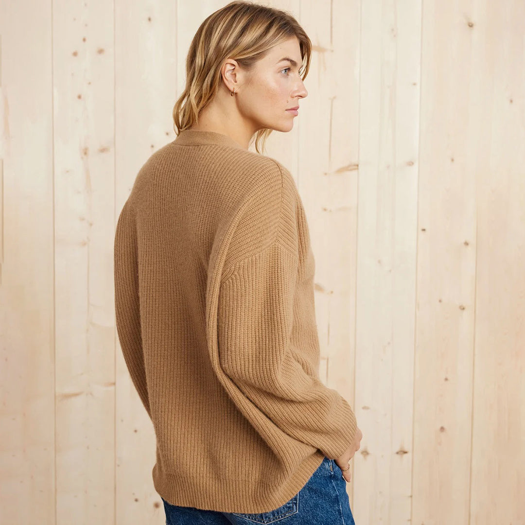 Luxuriöser, schwarzer Kaschmir-Cardigan im Oversize-Stil, ideal für Damenmode. Elegante und bequeme Passform.