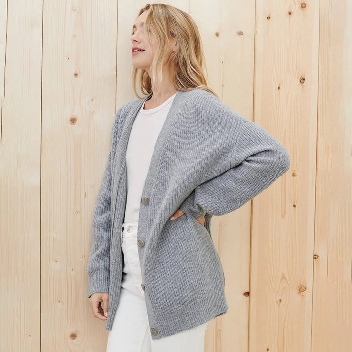 Luxuriöser, schwarzer Kaschmir-Cardigan im Oversize-Stil, ideal für Damenmode. Elegante und bequeme Passform.