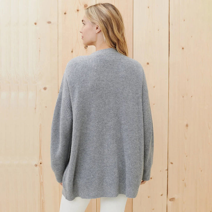 Luxuriöser, schwarzer Kaschmir-Cardigan im Oversize-Stil, ideal für Damenmode. Elegante und bequeme Passform.